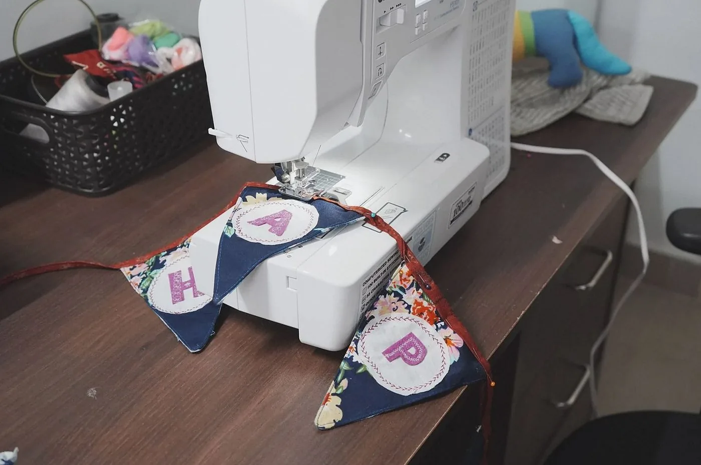 ミシンで縫い進めるガーランドの布