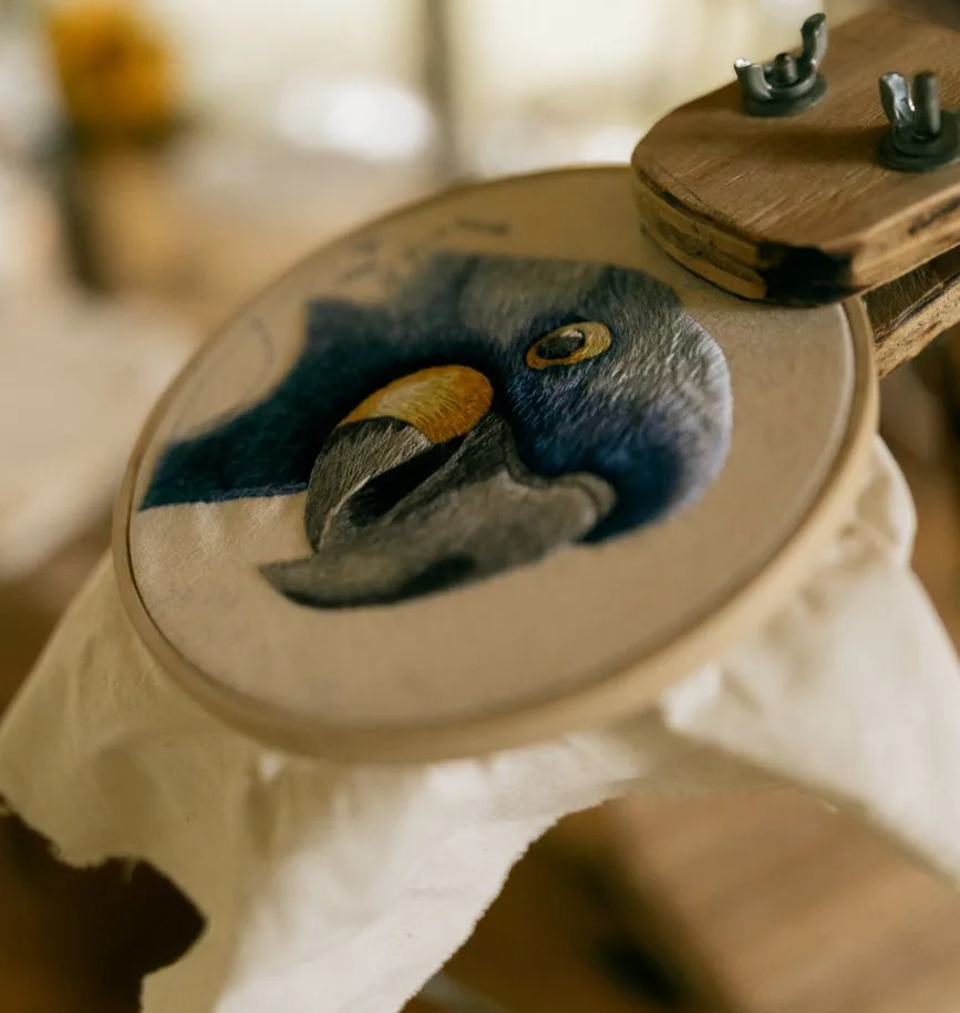青い羽の鳥を刺した刺繍枠の作品